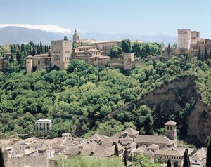 Vista do Palácio da Alhambra do nordeste, do século 14 ao 16 de Spanish School