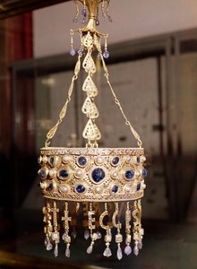 Coroa Votiva do Rei Recesvinto (r.652-72) do Tesouro de Guarrazar, c.670 (ouro, cristal de rocha, pérolas e safiras) de Spanish School