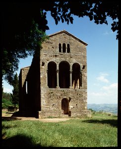 Vista da Igreja de Santa Maria de Spanish School