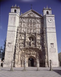 Fachada oeste da Igreja de San Pablo, construída do século XV-XVII de Spanish School
