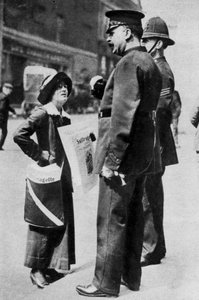 Uma sufragista confrontando dois policiais, 1913 1937.