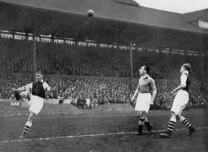 Acrobacias em uma partida Arsenal x Chelsea em Stamford Bridge, Londres, c1933-c1938