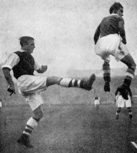 Ação de uma partida de futebol Arsenal x Chelsea, c1936-c1944