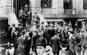Multidões ansiosas do lado de fora do escritório da White Star Line, 1912 1937