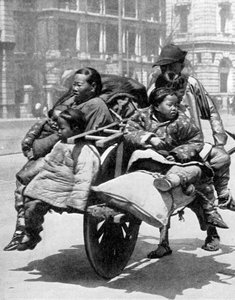 Família chinesa em um carrinho, 1936.