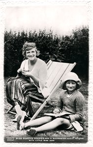 Gladys Cooper 1888-1971, atriz inglesa, com sua filha Joan, no início do século XX.