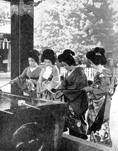 Mulheres japonesas lavando as mãos antes de entrar no templo, 1936.