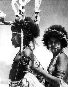Guerreiros pintados, Papua, Nova Guiné, 1936.