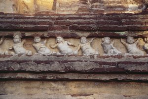 Relevo retratando anões no exterior da Casa de Imagens Thivanka de Sri Lankan