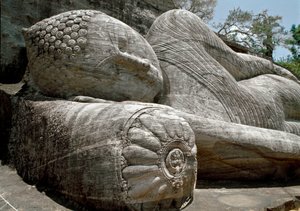 A imagem reclinada, que retrata o parinirvana de Buda, escultura, Templo de Gal Vihara