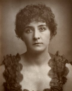 Julia Gwynne, cantora e atriz de ópera britânica, 1884