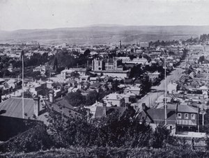 Launceston: Vista da Rua Upper Brisbane, com vista para as Ruas Brisbane e Paterson, Escola Secundária Estadual no centro (foto a p/b) de Stephen Spurling