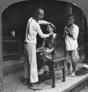 Um barbeiro chinês em Bhamo, Birmânia, 1908