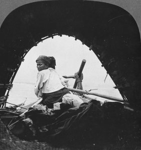 Um barqueiro no rio Irrawaddy, Birmânia, 1908