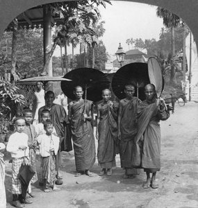 Monges budistas com guarda-sóis e fãs, Rangum, Birmânia, 1908