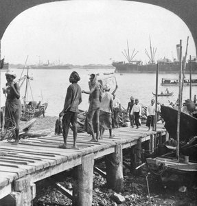 Desembarque no rio Irawaddy, Rangum, Birmânia, 1908 de Stereo Travel Co