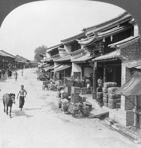 Rua principal do bairro chinês, Bhamo, Birmânia, 1908 de Stereo Travel Co