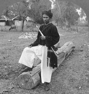 Homem da tribo Kachin, Alta Birmânia, 1908
