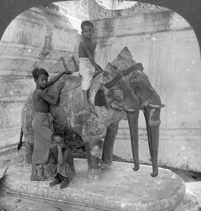 Elefante de três cabeças que guarda um santuário, Arakan Pagoda, Mandalay, Birmânia, 1908.
