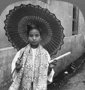 Birmanês jovem segurando um enorme charuto, Rangoon, Birmânia, 1908