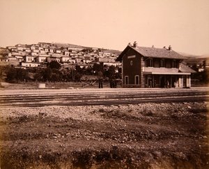Casa da estação e aldeia de Mallakah na linha ferroviária de Beirute a Damasco (foto) de Studio Bonfils