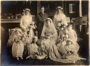 Retrato de casamento em grupo de Lady Blanche Cavendish e do Coronel Ivan Murray Guards Chapel, Lansdowne House, 21 de Abril de 1919 (foto a p/b)