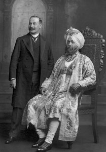 O marajá Sir Ranbir Singh Bahadur de Jind com um funcionário britânico