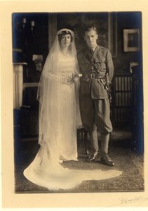 Casamento de Lady Blanche Cavendish e do Coronel Ivan Murray Cobbold, Capela dos Guardas, Lansdowne House, 21 de Abril de 1919 (foto a p/b)