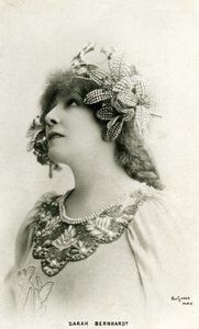 Henriette Rosine Bernard também conhecida por Sarah Bernhardt (1844-1923) como "A princesa distante", uma peça de teatro de Edmond Rostand (foto a p/b) de Studio Reutlinger