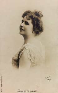 Retrato da cantora francesa Paulette de Bardy, conhecida como Paulette Darty; cartão postal