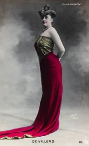 Retrato de uma jovem mulher, cartão postal; o suporte contém a indicação "Devillers - Folies Bergère".