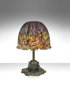 Um abajur &39;Pond Lily&39;, c.1903 (vidro com chumbo e bronze patinado)