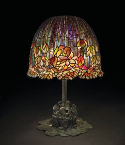 Um abajur &39;Pond Lily&39;, c.1903 (vidro com chumbo e bronze patinado)