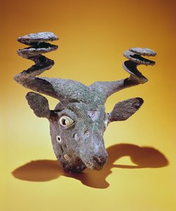 Cabeça de um Touro, do Iraque, c.2000 aC (bronze e concha)