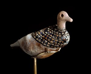 Baixa Mesopotâmia, Iraque, Arte Suméria: lâmpada em forma de pato feita com uma concha incrustada com lápis lazúli, calcário vermelho e madrepérola. 3000 AC. Sol. l. 21 cm Bagdad, Museu Nacional do Iraque.