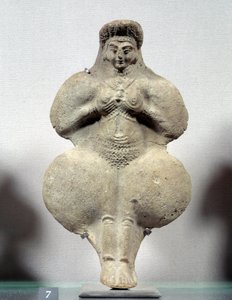 Arte oriental: estatueta terracota de mulher segurando seus seios, provável representação de Ishtar, deusa da fertilidade. De Susa. Irão. Período Elamita. Século 14-12 AC. Sol 0,16 m. Museu do Louvre.