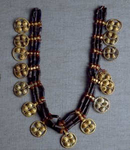 Arte Suméria: colar com pingentes de ouro e contas de lápis lazúli usadas para o casamento. Dos túmulos reais do local de Ur. 2600-2500 AC. Dim. 41 cm Museu Nacional do Iraque Bagdad