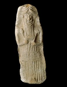 Arte suméria: deus guerreiro com as orelhas de gado representa jaz em seu caixão, provavelmente o deus mesopotâmico Dumuzi. Escultura em terracota. Do site Diqdiqqe. Dim. 12 cm Bagdad, Museu Nacional do Iraque.