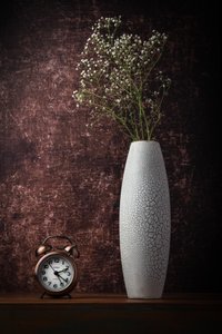 Relógio vintage e flores de Sumit Dhuper