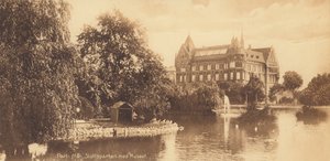 Malmo: Parte do parque do castelo com o museu (fotografia a preto e branco) de Swedish Photographer