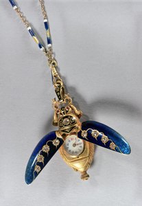 Relógio pingente em forma de caçador, em forma de escaravelho, Chaux-de-Fonds, década de 1890 (ouro, ligas de cobre, diamantes lapidados, rubis e esmalte)