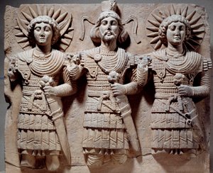 Tríade Palmyrean: Baalshamin, mestre do céu entre o deus da lua e o deus do sol. Baixo relevo em pedra calcária do século I. De Palmyra, Síria. Sol 0,6x0,72 m Paris, musee du Louvre.