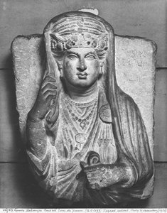 Relevo funerário de uma figura feminina, de Palmyra, Síria de Syrian School