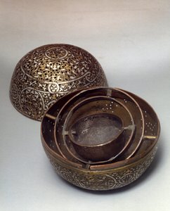 Arte Oriental: Perfume Burle (queima-perfumos) ou aquecedor de mãos da Síria, final do século XV, início do século XVI. Liga de cobre martelada com decoração grave, pierces, incrustada com ouro, prata e pasta preta. Paris, Musee Du Louvre