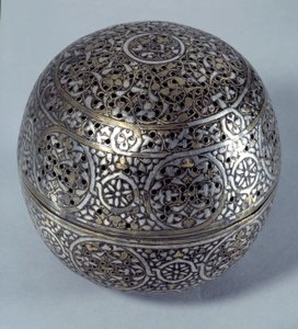 Arte Oriental: Perfume frutado (queima-perfume) ou aquecedor de mãos da Síria, final do século XV, início do século XVI. Liga de cobre martelada com decoração grave, pierces, incrustada com ouro, prata e pasta preta. Paris, Musee Du Louvre