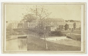 Sem título (rio com quedas de água e edifício de uma fábrica) de T. Holmes
