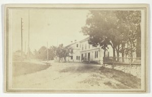 Sem título (vista de uma estrada com casas de tábuas brancas) de T. Holmes