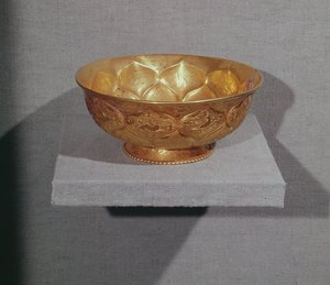 Bacia decorada com pétalas de lótus em relevo (ouro) de Tang Dynasty Chinese School