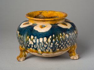 Bacia em três pés, província de Henan (barro)