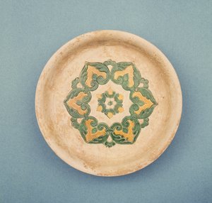 Prato de oferenda chinês, com linhas incisas para evitar a cor, Dinastia Tang, 618-906 (barro)